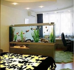 Интерьер спальни с аквариумом