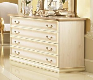 Интерьер спальни с комодом