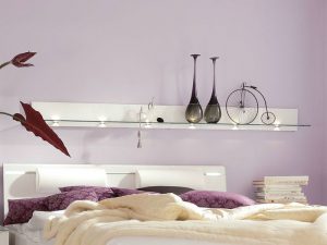 Интерьер спальни с красивыми полками