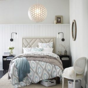 Интерьер спальни с круглой люстрой
