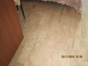 Использование пробкового пола в спальне