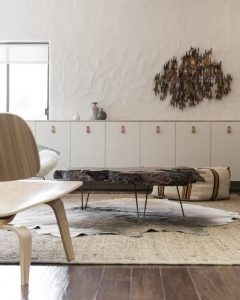 Использование шкуры животного для дизайна спальной комнаты