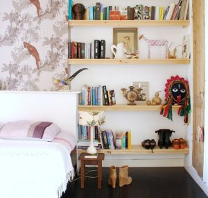 Как и где применять полки в спальне