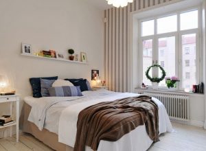 Как использовать полки в интерьере спальни