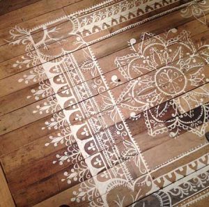 Как оригинально покрасить пол в спальне