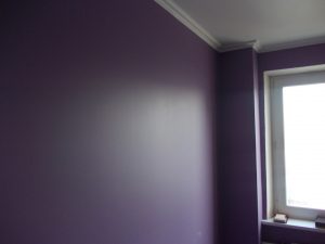 Как выбрать краску и покрасить стены в спальне