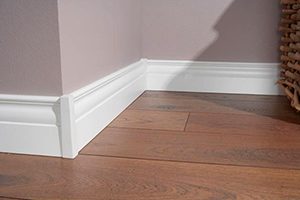 Каким должен быть плинтус в спальне