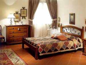 Кантри спальня в доме