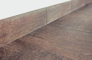 Керамический плинтус для спальни