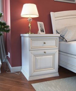 Классическая тумбочка в спальне