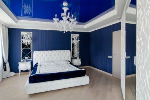 Классический интерьер синей спальний