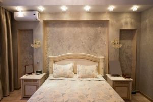 Комфортная спальня с системой кондиционирования