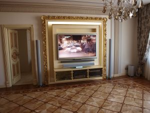 Комфортный отдых в спальне с современной музыкальной системой