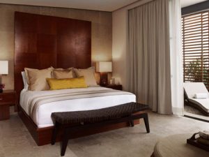 Коричневый как доминанта в интерьере спальни