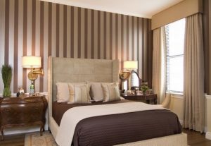 Коричневый цвет для обустройства просторной спальни