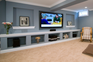 Короб из гипсокартона, созданный под телевизор в спальне