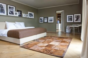 Ковер из шкур животных для обустройства спальни