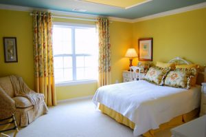 Красивая желтая спальня