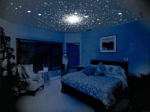 Красивое звездное небо в спальне