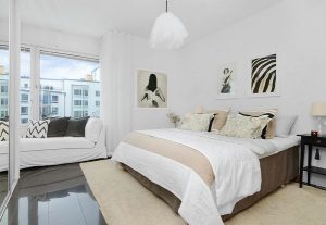 Красивый интерьер спальни выдержанный в белом цвете