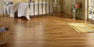 Красивый линолеум имитирует паркет в спальне