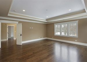 Красивый светлый плинтус в спальню