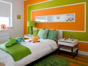 Летний интерьер спальни в оранжевом цвете