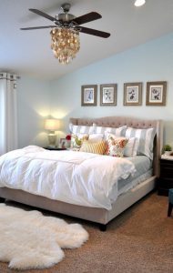 Люстра с вентилятором в светлой спальне