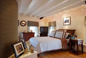 Многоярусное комбинированное освещение для обустройства спальни