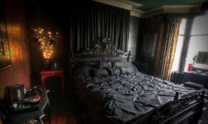 Мрачная спальня в черном колере