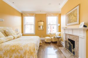 Мягкий интерьер желтой спальни