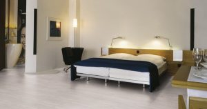 Напольное покрытие ламинат в спальне