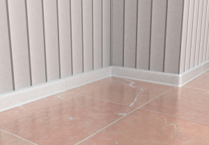 Напольный плинтус для стен в спальне