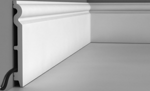 Напольный плинтус из дюрополимера в спальне