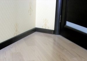 Напольный плинтус в спальне под цвет дверей
