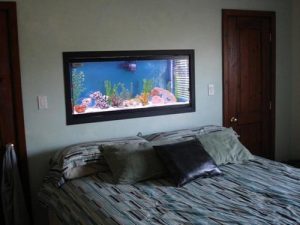Настенный аквариум в спальне