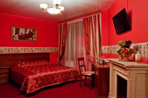 Насыщенная красная спальня в доме