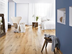 Натуральный паркет для безопасности спальни