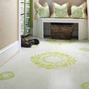 Необычно окрашенный пол в спальне