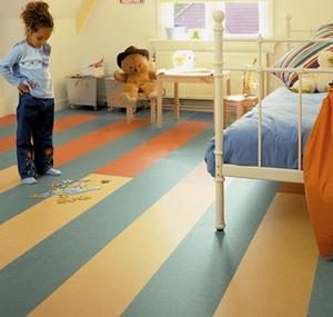 Необычный интерьер спальни с помощью линолеума