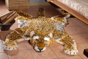 Необычный вариант шкуры животного для интерьера спальни