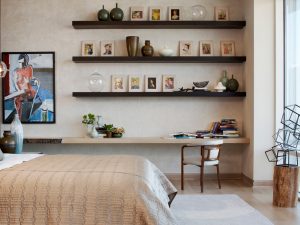 Несколько полок в интерьере спальни