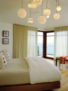 Несколько потолочных люстр в интерьере спальни