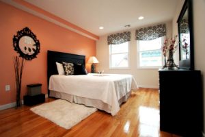 Неяркая и уютная оранжевая спальня