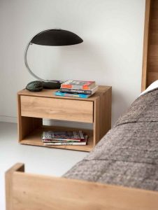 Низкая тумбочка в спальню