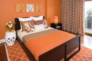 Однотонная оранжевая спальня