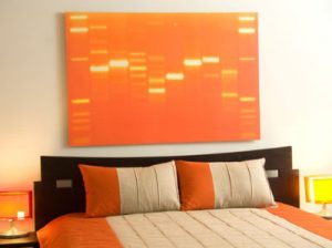 Оранжевая спальня в простом интерьере