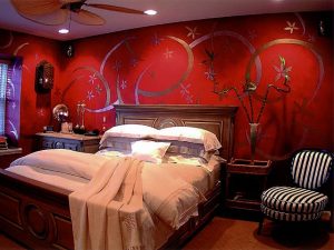 Оригинальная спальня в ярком декоре в красном цвете