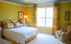 Оригинальная желтая спальня