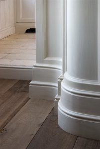 Оригинальный плинтус для богатого стиля интерьера спальни